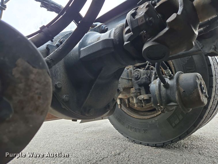 image for item EC4193 2012 Volvo semi truck