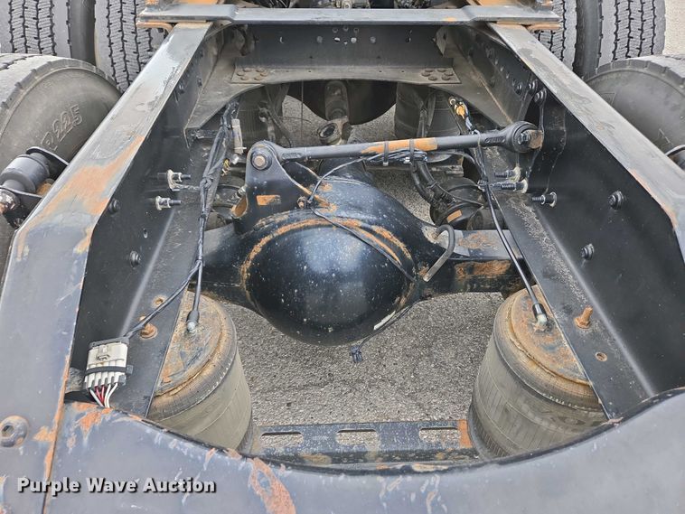 image for item EC4193 2012 Volvo semi truck