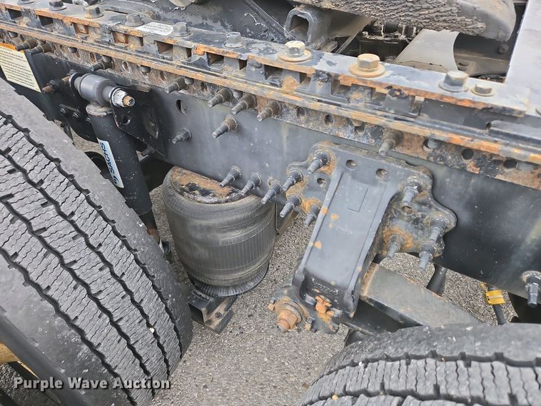 image for item EC4193 2012 Volvo semi truck