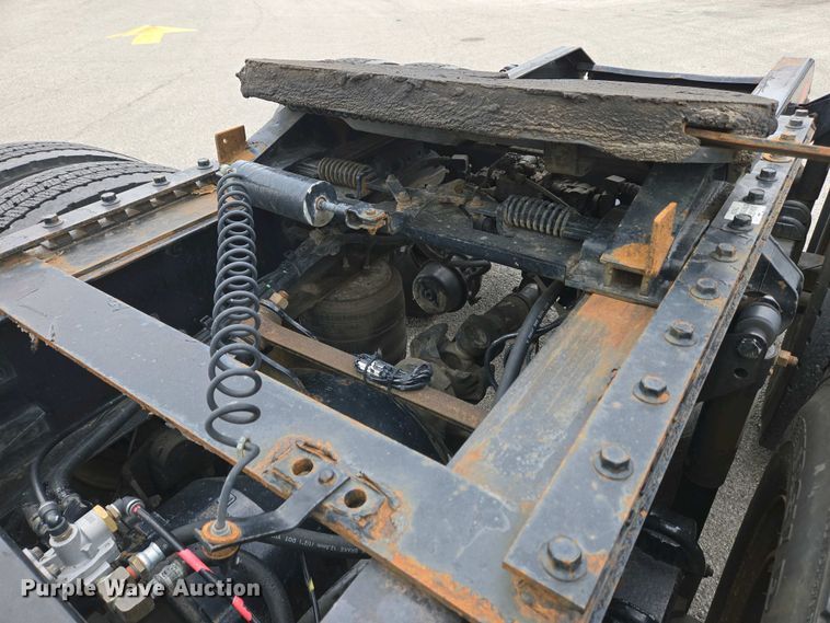 image for item EC4193 2012 Volvo semi truck