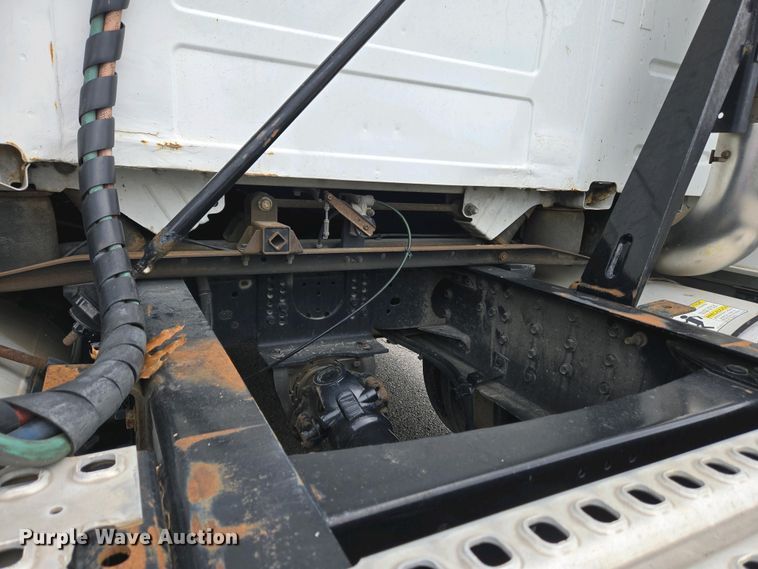 image for item EC4193 2012 Volvo semi truck