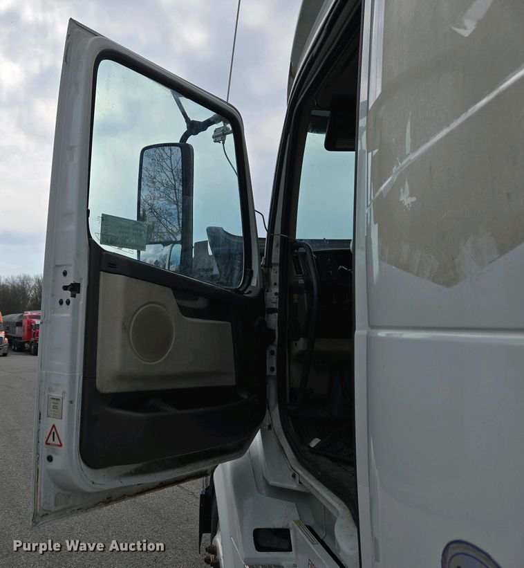 image for item EC4193 2012 Volvo semi truck