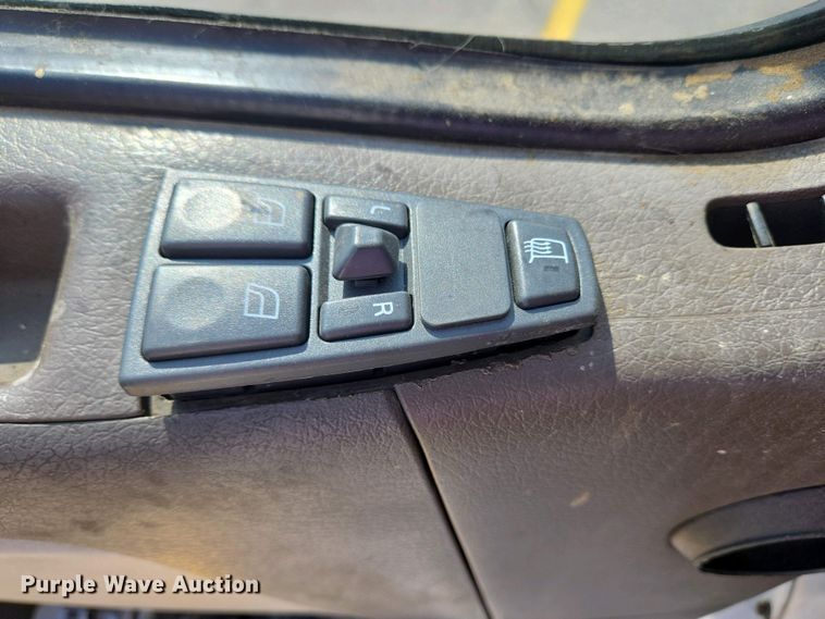 image for item EC4193 2012 Volvo semi truck