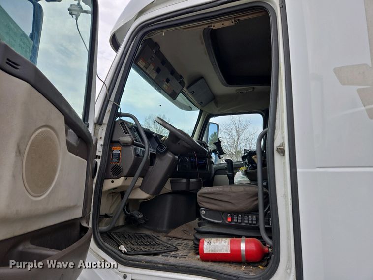 image for item EC4193 2012 Volvo semi truck