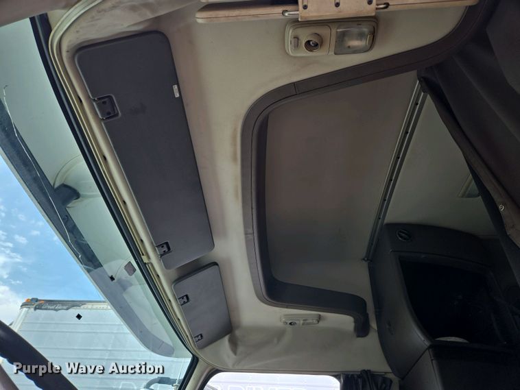 image for item EC4193 2012 Volvo semi truck