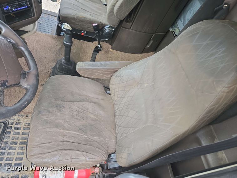 image for item EC4193 2012 Volvo semi truck