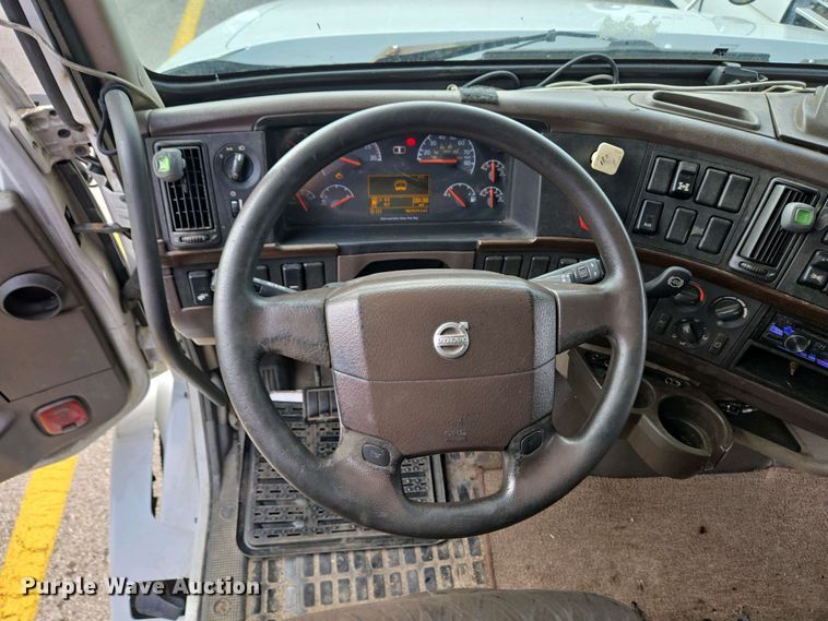 image for item EC4193 2012 Volvo semi truck