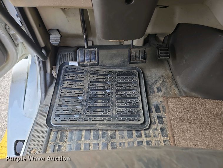 image for item EC4193 2012 Volvo semi truck