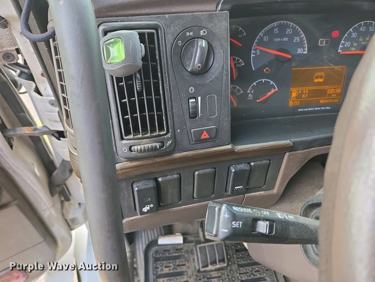 image for item EC4193 2012 Volvo semi truck