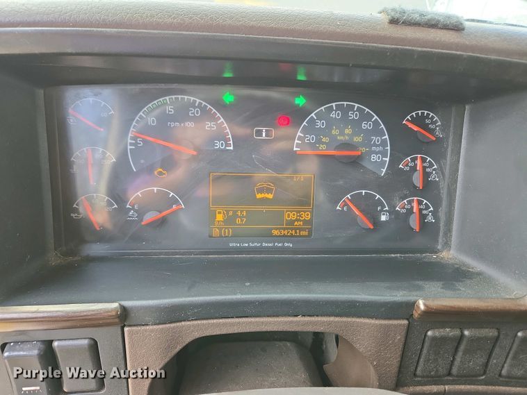 image for item EC4193 2012 Volvo semi truck