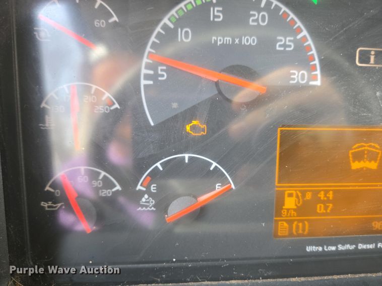 image for item EC4193 2012 Volvo semi truck