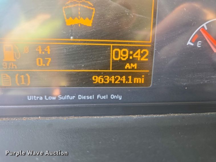 image for item EC4193 2012 Volvo semi truck