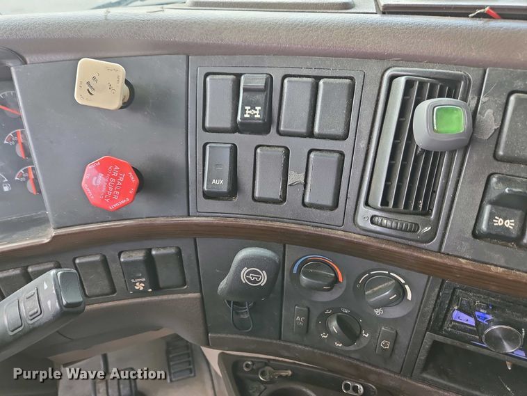 image for item EC4193 2012 Volvo semi truck