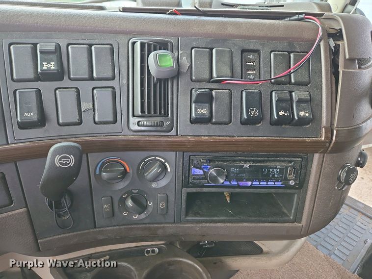 image for item EC4193 2012 Volvo semi truck