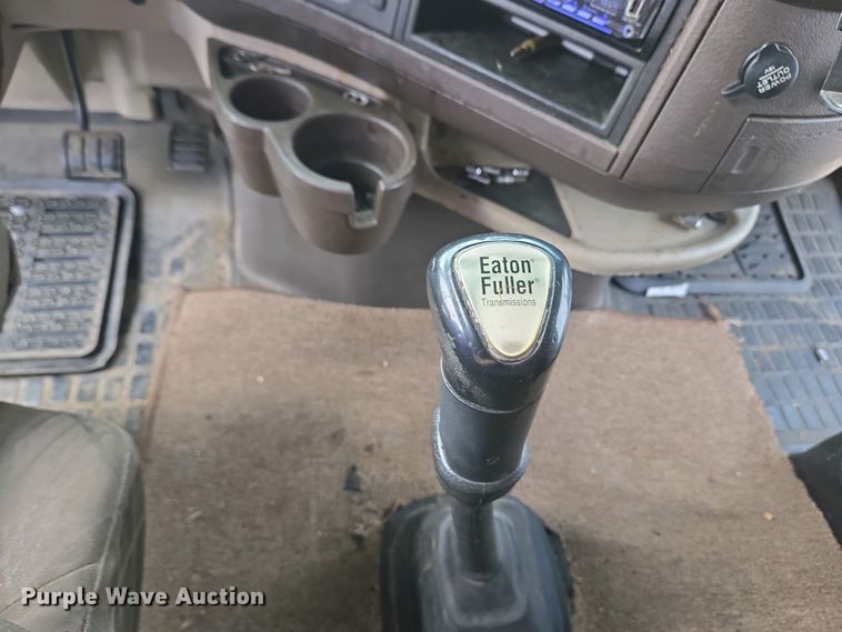 image for item EC4193 2012 Volvo semi truck