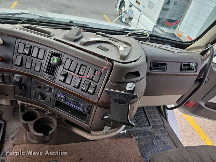 image for item EC4193 2012 Volvo semi truck