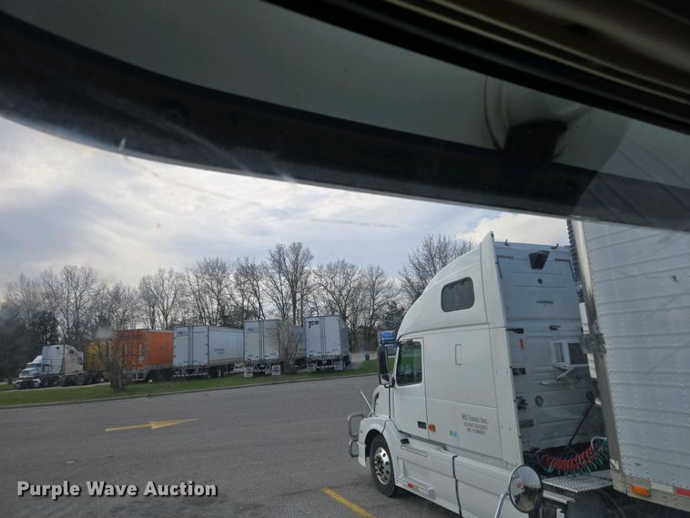 image for item EC4193 2012 Volvo semi truck