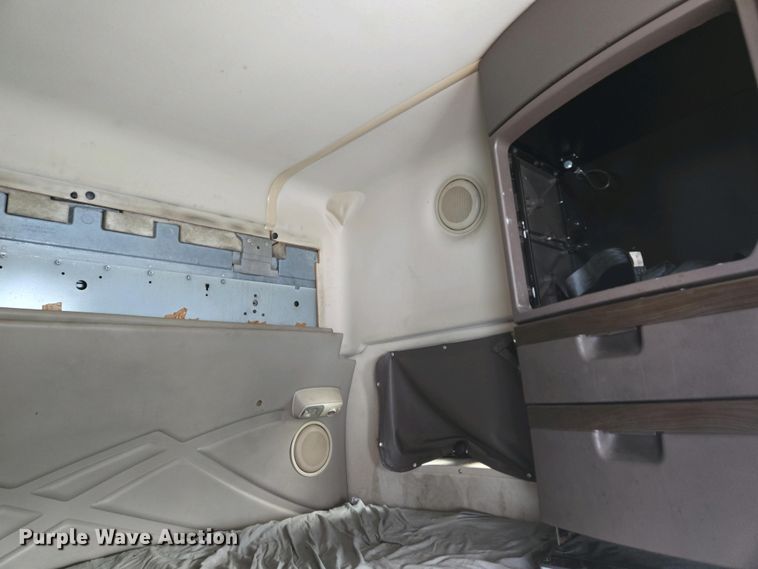 image for item EC4193 2012 Volvo semi truck