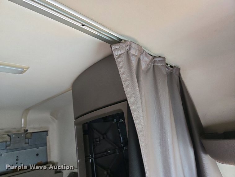 image for item EC4193 2012 Volvo semi truck