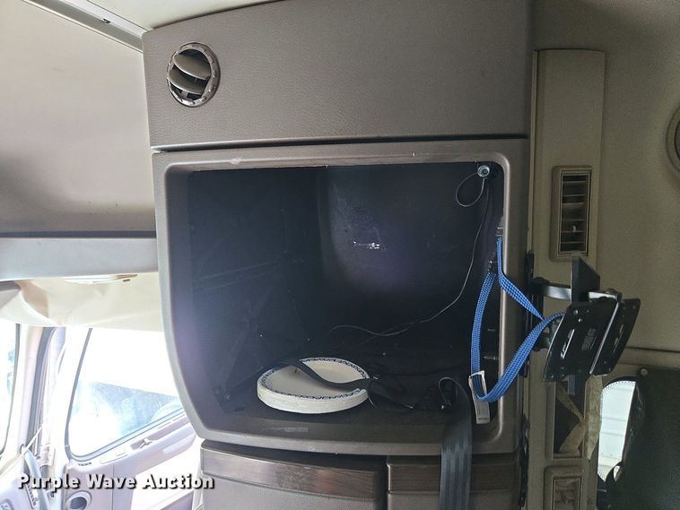 image for item EC4193 2012 Volvo semi truck