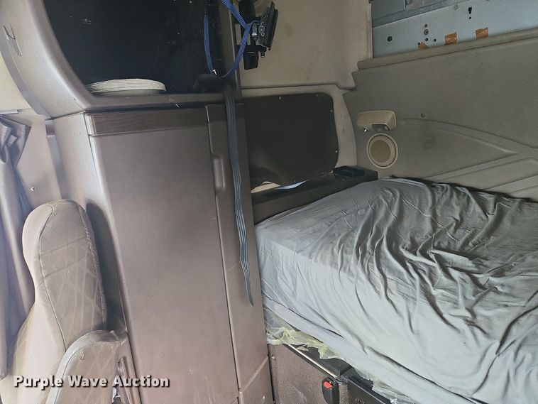 image for item EC4193 2012 Volvo semi truck