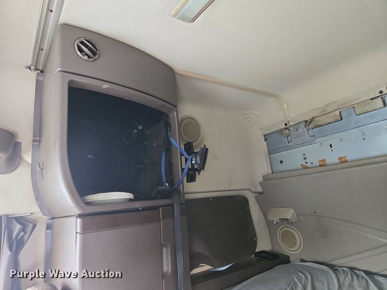 image for item EC4193 2012 Volvo semi truck