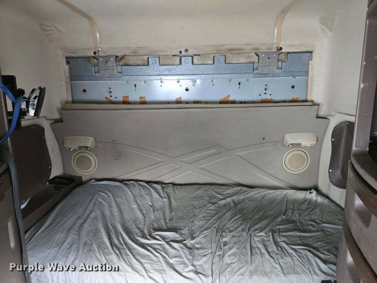 image for item EC4193 2012 Volvo semi truck