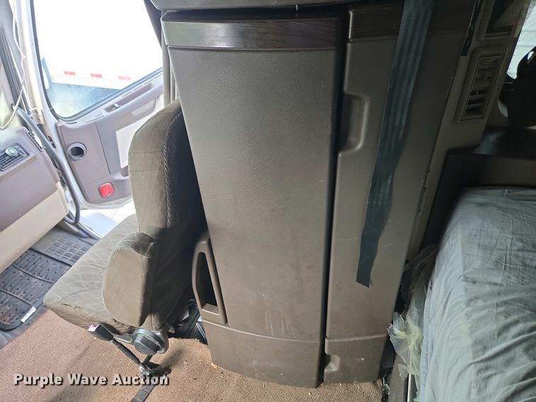 image for item EC4193 2012 Volvo semi truck