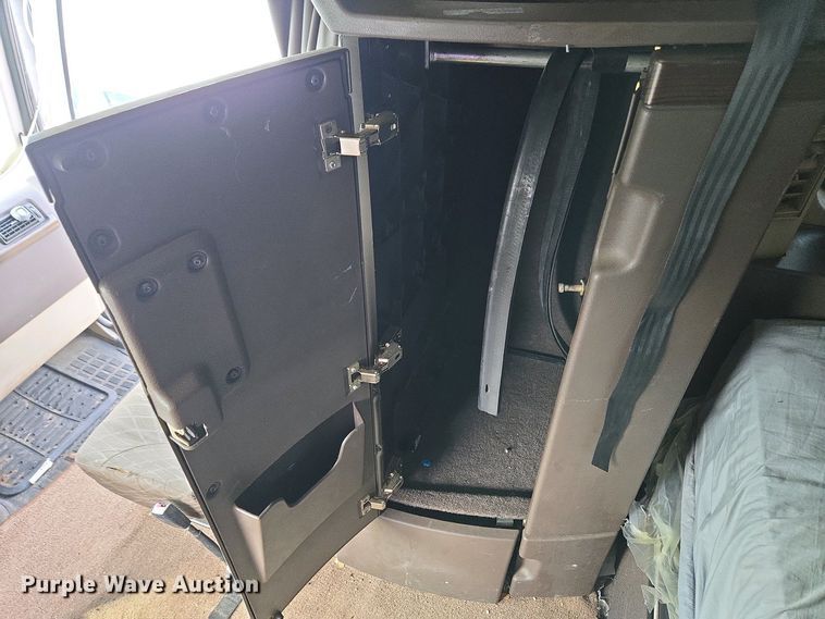 image for item EC4193 2012 Volvo semi truck