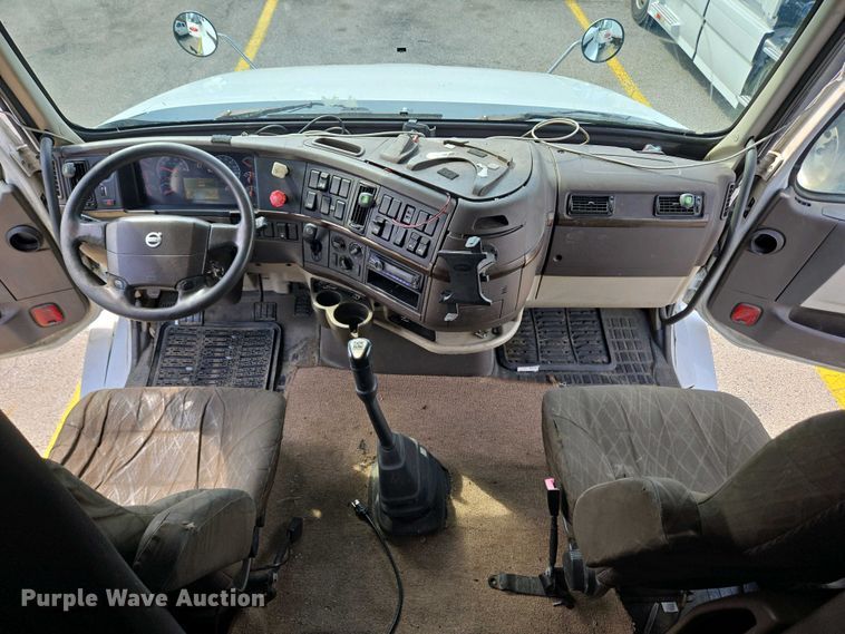 image for item EC4193 2012 Volvo semi truck