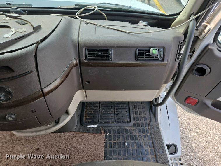 image for item EC4193 2012 Volvo semi truck