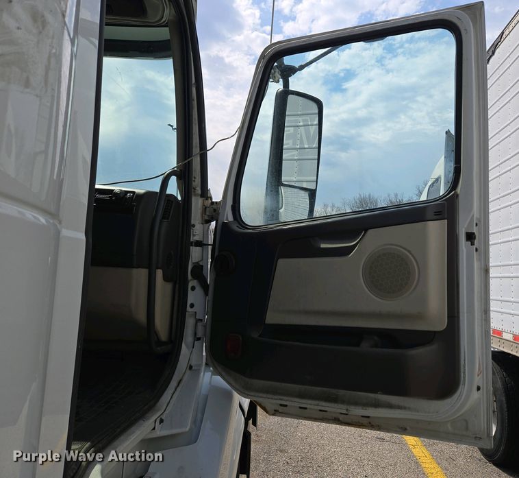 image for item EC4193 2012 Volvo semi truck