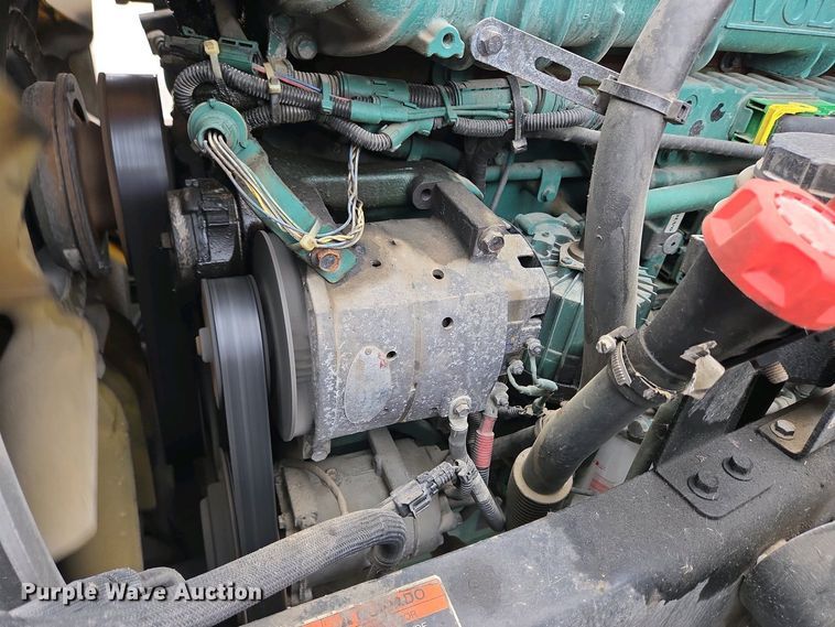 image for item EC4193 2012 Volvo semi truck