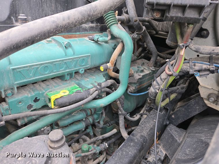 image for item EC4193 2012 Volvo semi truck