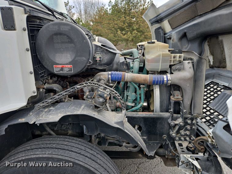 image for item EC4193 2012 Volvo semi truck