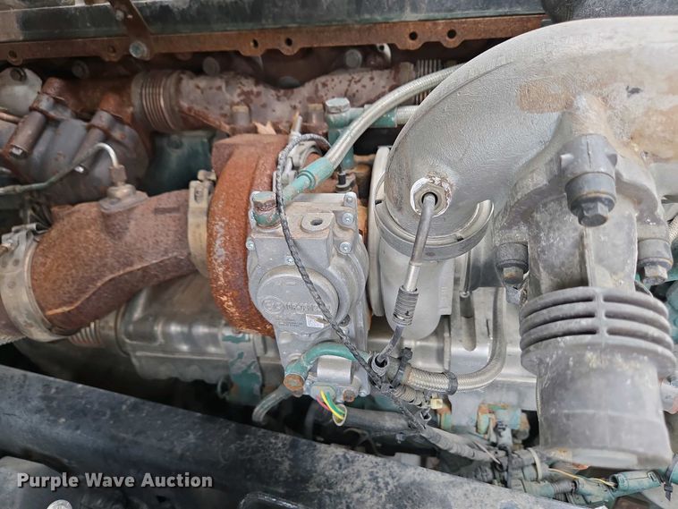 image for item EC4193 2012 Volvo semi truck