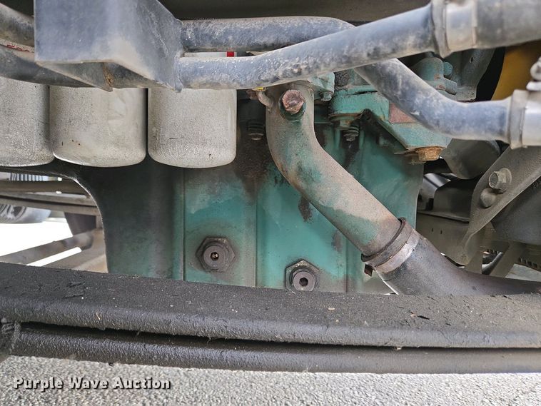 image for item EC4193 2012 Volvo semi truck