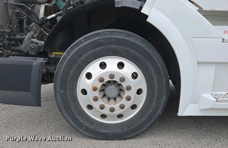 image for item EC4193 2012 Volvo semi truck