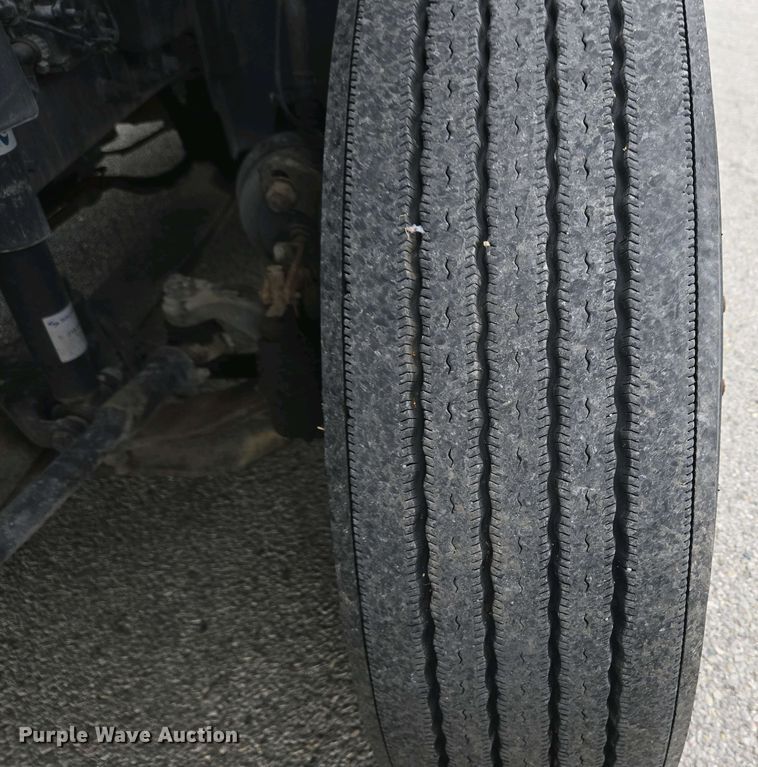 image for item EC4193 2012 Volvo semi truck