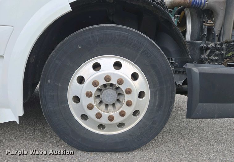 image for item EC4193 2012 Volvo semi truck