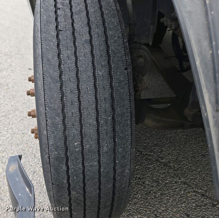 image for item EC4193 2012 Volvo semi truck