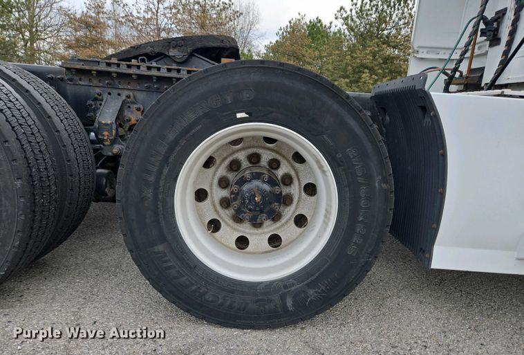 image for item EC4193 2012 Volvo semi truck