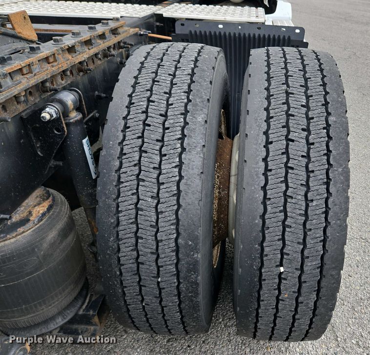 image for item EC4193 2012 Volvo semi truck