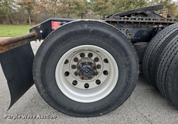 image for item EC4193 2012 Volvo semi truck