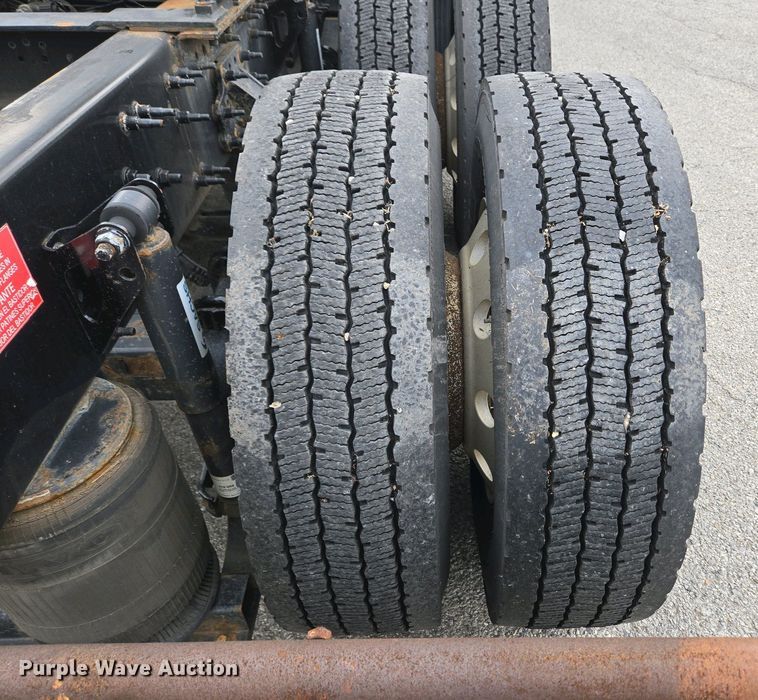 image for item EC4193 2012 Volvo semi truck