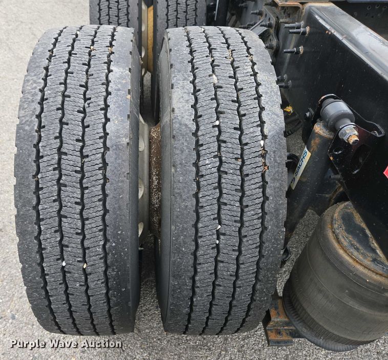 image for item EC4193 2012 Volvo semi truck