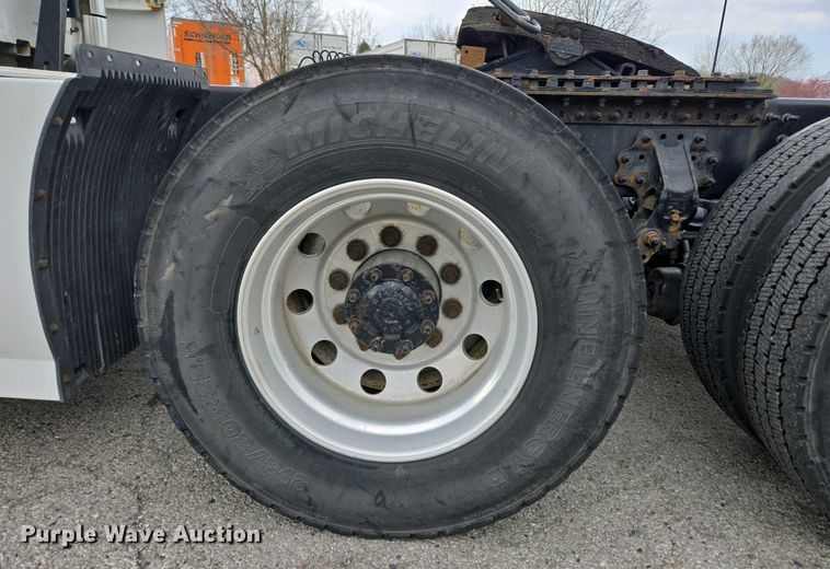 image for item EC4193 2012 Volvo semi truck