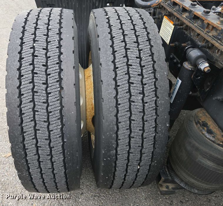 image for item EC4193 2012 Volvo semi truck