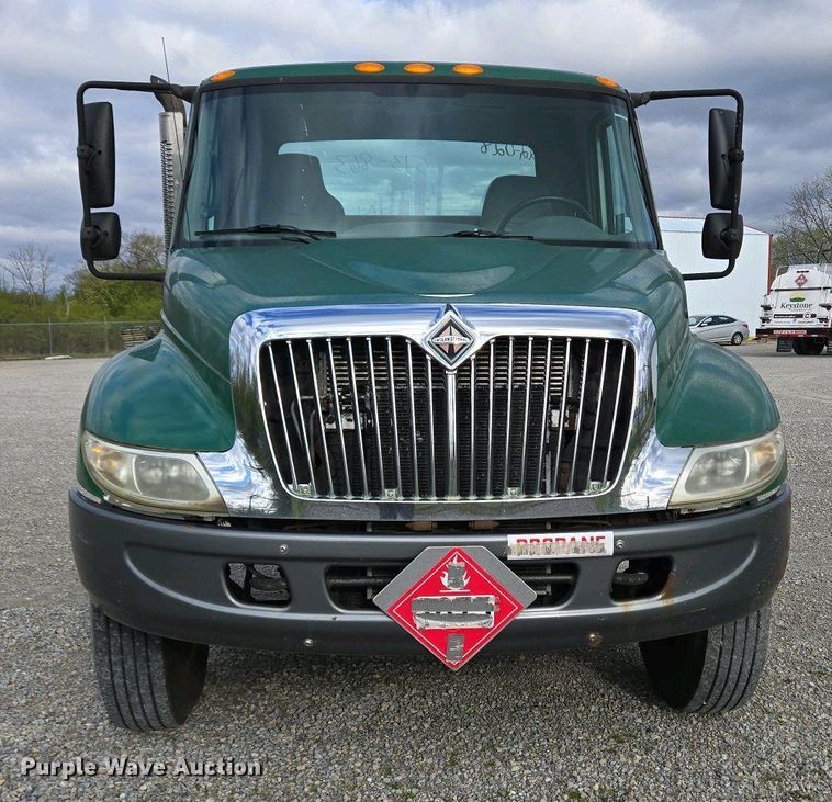 image for item EC4195 2007 International 4300 SBA truck cab and chassis