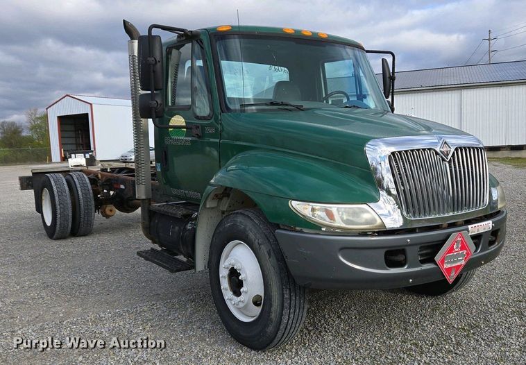 image for item EC4195 2007 International 4300 SBA truck cab and chassis